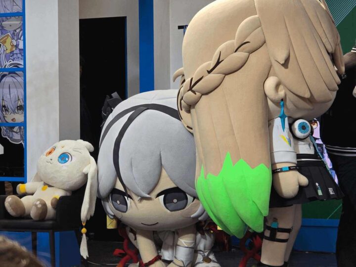 Lore Accurate! Maskot Camellya Wuthering Waves Tak Sengaja Patahkan Tangan Fans Saat Panco