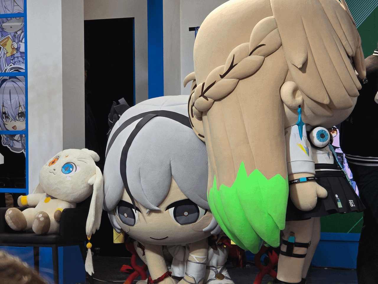 Lore Accurate! Maskot Camellya Wuthering Waves Tak Sengaja Patahkan Tangan Fans Saat Panco